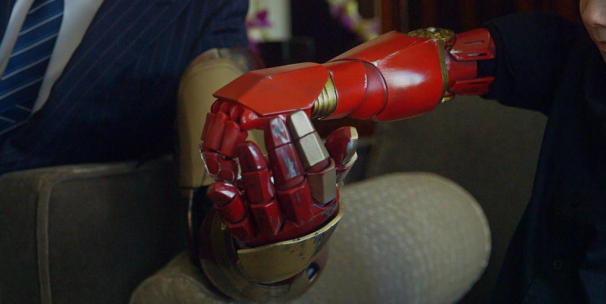 Роберт Дауни младший подарил семилетнему мальчику бионический протез, стиле руки «Железного Человека»